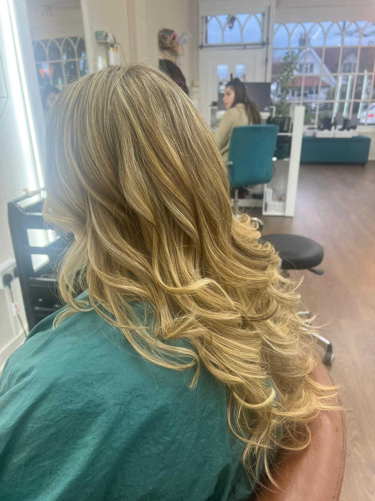 Full head highlights side on curls